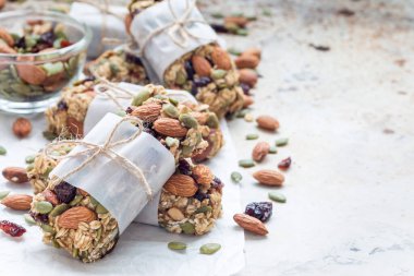 Ev yapımı tahıl gevreği. İncir, yulaf ezmesi, badem, kuru kızılcık ve balkabağı çekirdeği, sağlıklı atıştırmalık, fotokopi alanı.