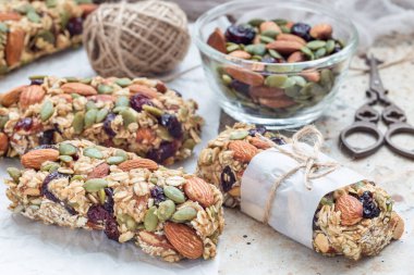 Ev yapımı tahıl gevreği, incirli, yulaf ezmesi, badem, kuru kızılcık ve balkabağı çekirdeği, sağlıklı atıştırmalık, yatay