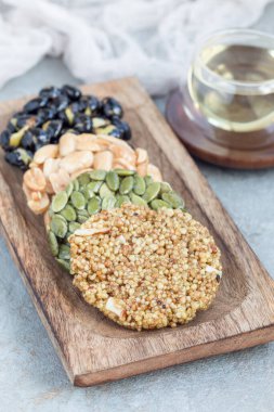 Yer fıstığı, balkabağı tohumu, soya fasulyesi ve Çin karabuğday ağacından yapılmış geleneksel çerezler.