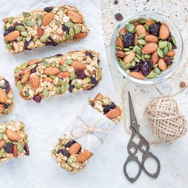 Ev yapımı tahıl gevreği. İncir, yulaf ezmesi, badem, kuru kızılcık ve balkabağı çekirdeği.