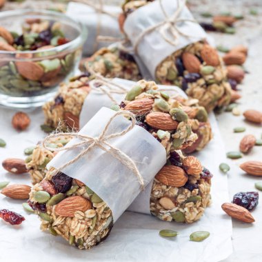 Ev yapımı tahıl gevreği. İncir, yulaf ezmesi, badem, kuru kızılcık ve balkabağı çekirdeği, sağlıklı atıştırmalık, kare.