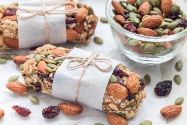 Ev yapımı tahıl gevreği, incirli, yulaf ezmesi, badem, kuru kızılcık ve balkabağı çekirdeği, sağlıklı atıştırmalık, yatay