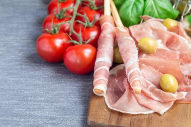 Tahtada jambonlu Grissini ekmek çubukları, fotokopi alanı ile yatay.