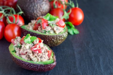 Ton balıklı salata, avokado, domates, kişniş ve limon suyu avokado kasesinde servis edilir, yatay fotokopi alanı
