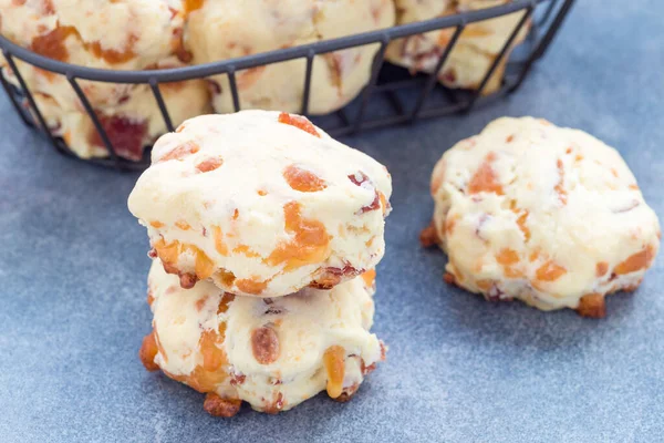 Biscoitos Salgados Caseiros Com Queijo Bacon Uma Cesta Mesa Horizontais — Fotografia de Stock