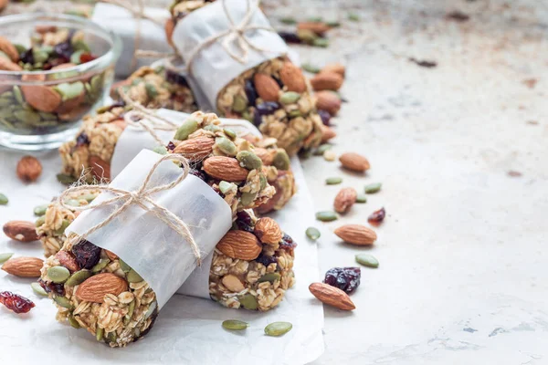 Ev yapımı tahıl gevreği. İncir, yulaf ezmesi, badem, kuru kızılcık ve balkabağı çekirdeği, sağlıklı atıştırmalık, fotokopi alanı.