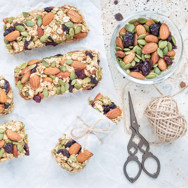 Ev yapımı tahıl gevreği. İncir, yulaf ezmesi, badem, kuru kızılcık ve balkabağı çekirdeği.