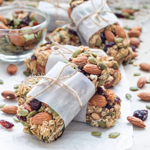 Ev yapımı tahıl gevreği. İncir, yulaf ezmesi, badem, kuru kızılcık ve balkabağı çekirdeği, sağlıklı atıştırmalık, kare.