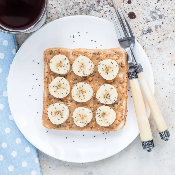 Здоровый Бутерброд Завтрак Хрустящим Арахисовым Маслом Семена Банана Чиа Белой — стоковое фото
