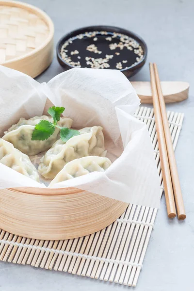 Steamed Korean Dumplings Mandu Chicken Meat Vegetables Bamboo Steamer Vertical — Stock Photo, Image