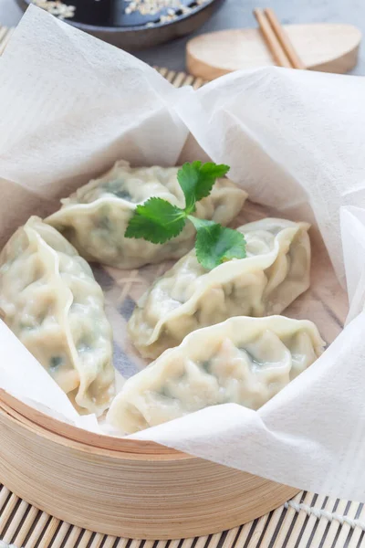 Gotowane Parze Koreańskie Pierogi Mandu Mięsem Warzywami Kurczaka Parowcu Bambusowym — Zdjęcie stockowe