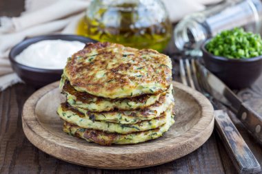 Vejetaryen kabaklı börek ya da krep, Yunan yoğurdu ve yeşil soğanla servis edilir.