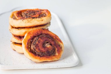 Kızarmış, süzme peynirli turtalar, beyaz tabakta kıyma, yoğurt, yatay, fotokopi alanı ile servis ediliyor.