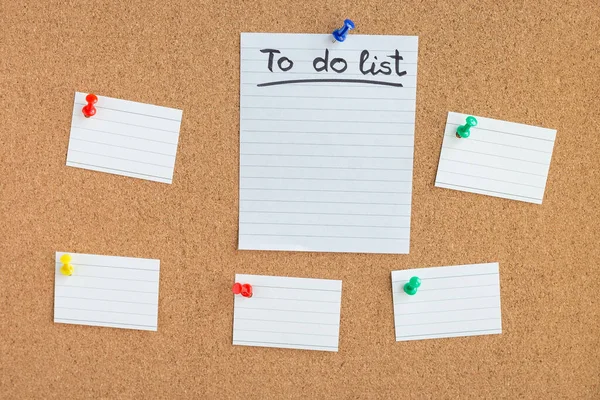 Yapılacak listeler, duyurular, yatay yazı tahtaları ve boş sayfalarla tıpa bellek tahtası