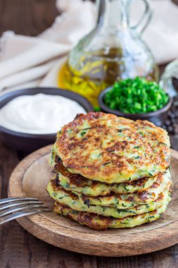 Vejetaryen kabaklı börek ya da krep, Yunan yoğurdu ve yeşil soğanla servis edilir.
