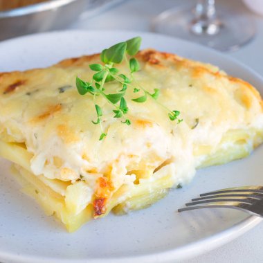 Peynirli istiridye ya da patates kızartması tabakta, bayram temalı, kare şeklinde.