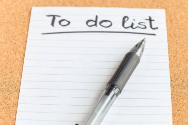 Boş bir kağıt parçası ve kalem içeren tıpa bellek tahtası, liste, ilan tahtası, yatay, kapatma