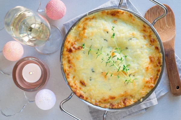 Batatas Vieiras Queijo Batata Gratinada Uma Assadeira Tema Férias Horizontal — Fotografia de Stock