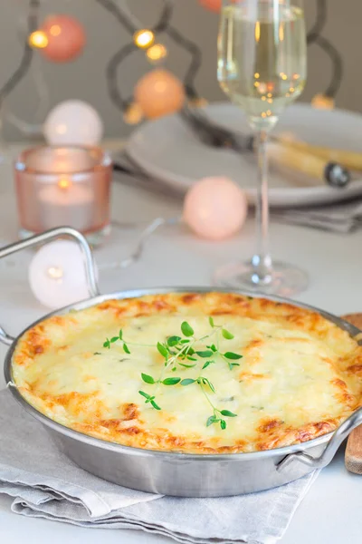 Batatas Cheesy Scalloped Gratinado Batata Assadeira Tema Férias Vertical — Fotografia de Stock