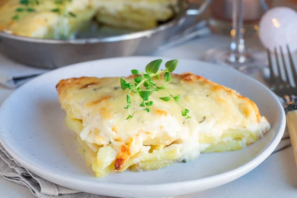 Pedaço Batatas Vieiras Cheesy Batata Gratinada Prato Tema Férias Horizontal — Fotografia de Stock