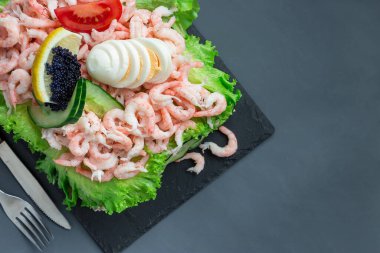 Ekmek, karides, yumurta, havyar, dereotu, mayonez, salatalık ve marul, yatay, üst görünüm ile geleneksel lezzetli Smorgastorta sandviç pastası.