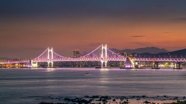 Gwangandaegyo Köprüsü ve Haeundae bölgesi gün batımında, Busan, Güney Kore, yatay