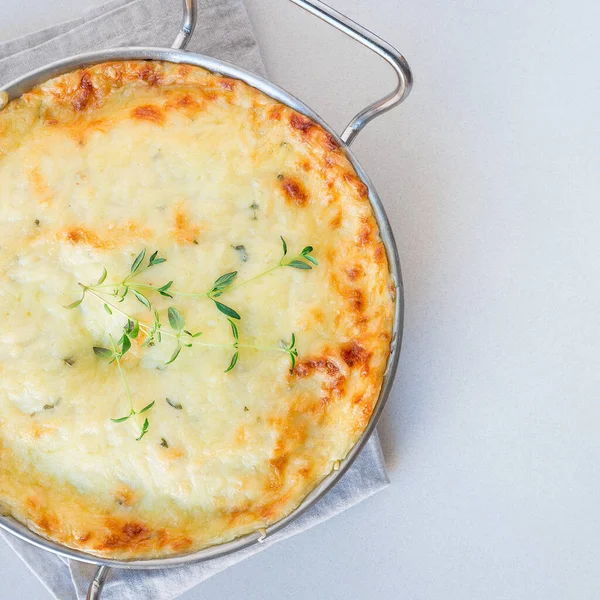 Batatas Vieiras Queijo Gratinado Batata Uma Assadeira Tema Férias Formato — Fotografia de Stock