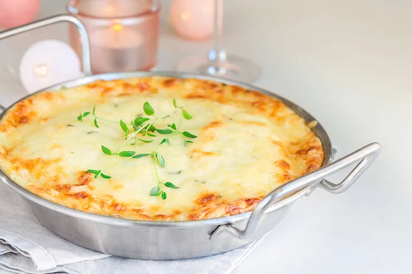 Batatas Vieiras Queijo Gratinado Batata Assadeira Tema Férias Horizontal Espaço — Fotografia de Stock