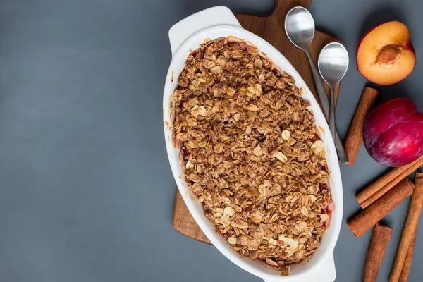 Plum Crumble Pie Plum Crisp Oats Spices Baking Dish Top — Stock Photo, Image