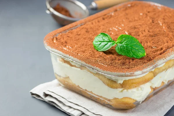 Traditioneller Italienischer Tiramisu Dessertkuchen Glasform Dekoriert Mit Kakaopulver Und Minze — Stockfoto