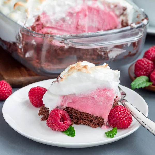 Piece Baked Alaska Chocolate Sponge Cake Raspberry Ice Cream Meringues — Stock Photo, Image