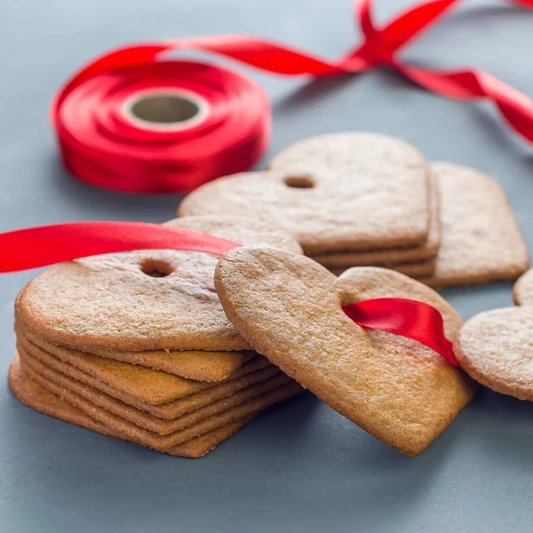 Ünnepi Édességek Svéd Karácsonyi Mézeskalács Cookie Pepparkakor Piros Szalaggal Díszítve — Stock Fotó