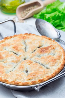 Mercimek, mantar, patates, havuç ve yeşil bezelyeli vejetaryen turtası, kabartma kabında, dikey