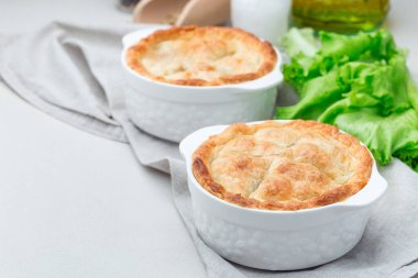 Mercimek, mantar, patates, havuç ve yeşil bezelyeyle kaplı vejetaryen turtası. Kabartma kabında, yatay, kopyalama alanında.