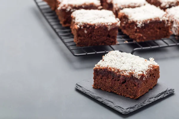 Brownie Caseiro Com Flocos Coco Sobremesa Sueca Karleksmums Cortado Porções — Fotografia de Stock