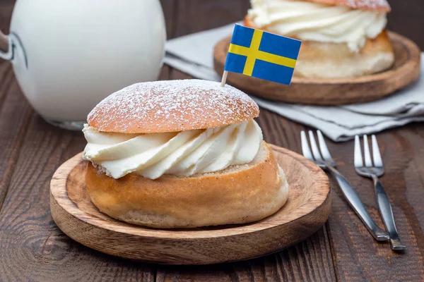 传统的瑞典甜点Semla 也被称为Shrove Bun 带有杏仁糊和搅拌奶油 与牛奶一起食用 水平的 — 图库照片