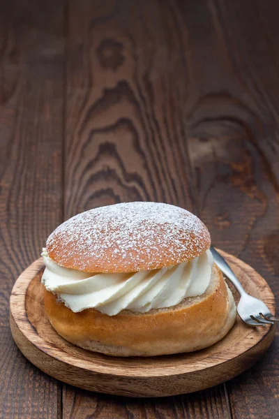 传统的瑞典甜点Semla 也被称为Shrove Bun 带有杏仁糊和搅拌奶油馅 复制空间 — 图库照片
