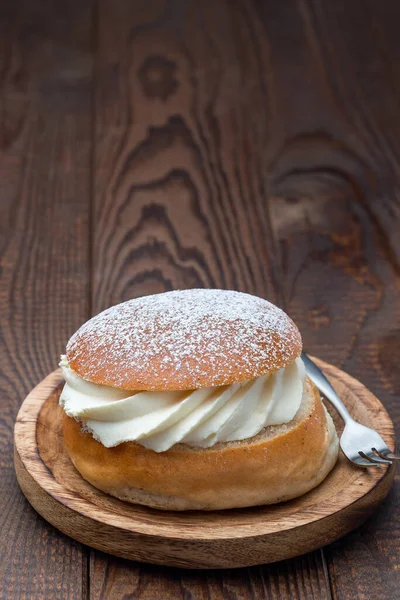 Hagyományos Svéd Desszert Semla Más Néven Shrove Zsemle Mandulapürével Tejszínhabbal — Stock Fotó