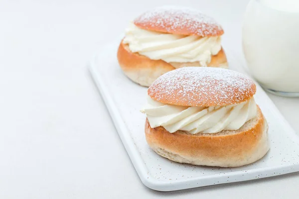 传统的瑞典甜点Semla或Shrove面包 杏仁糊和搅拌奶油充填 复制空间 — 图库照片
