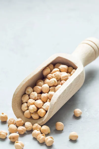 Dry Chickpeas Wooden Scoop Vertical Copy Space Closeup — Stock Photo, Image