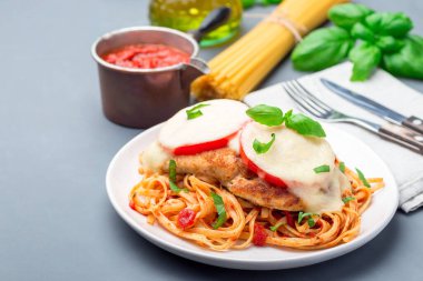 Domates ve mozzarella peynirli tavuk caprese, linguine, domates sosu ve fesleğen ile servis edilir, yatay, kopyalama alanı