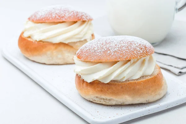 Hagyományos Svéd Desszert Semla Más Néven Shrove Zsemle Mandulapürével Tejszínhabbal — Stock Fotó