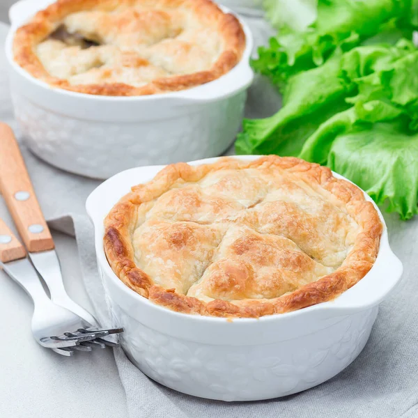 Mercimek, mantar, patates, havuç ve yeşil bezelyeyle kaplı vejetaryen turtası, kabartma tabağında, kare