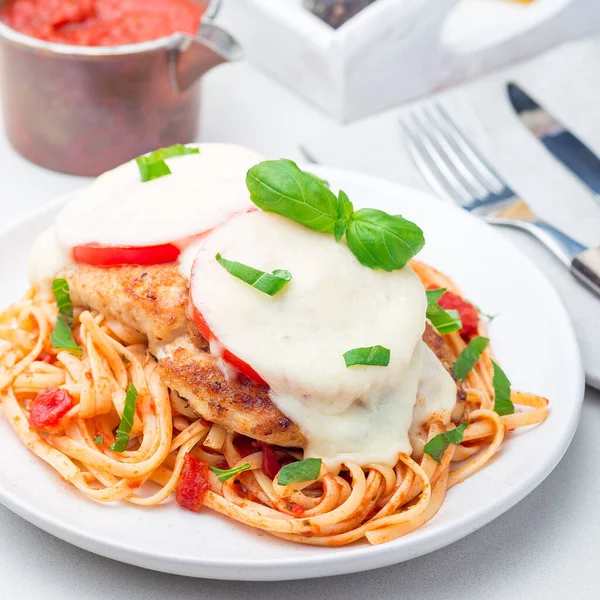 Caprese Pollo Con Tomate Queso Mozzarella Servido Con Linguine Salsa —  Fotos de Stock