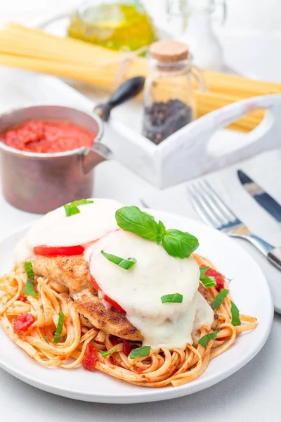 Caprese Pollo Con Tomate Queso Mozzarella Servido Con Linguine Salsa — Foto de Stock
