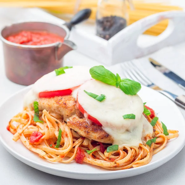 Chicken Caprese Tomato Mozzarella Cheese Served Linguine Tomato Pasta Sauce — Stock Photo, Image