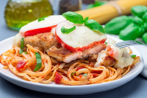 Caprese Pollo Con Tomate Queso Mozzarella Servido Con Linguine Salsa — Foto de Stock