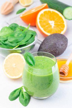 Avokado, ıspanak, salatalık, portakal, limon ve bal içeren yeşil detoks smoothie, dikey