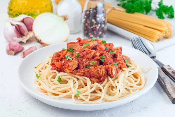 Maydanozla süslenmiş ton balığı ve domates soslu spagetti.