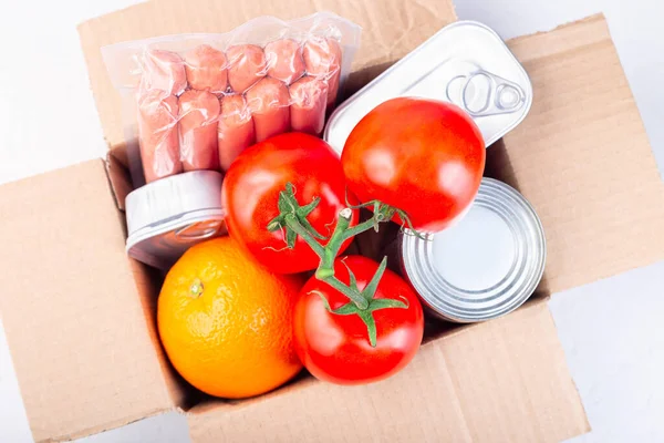 食品捐赠或送货上门 装有食品的纸盒 顶部视图 — 图库照片
